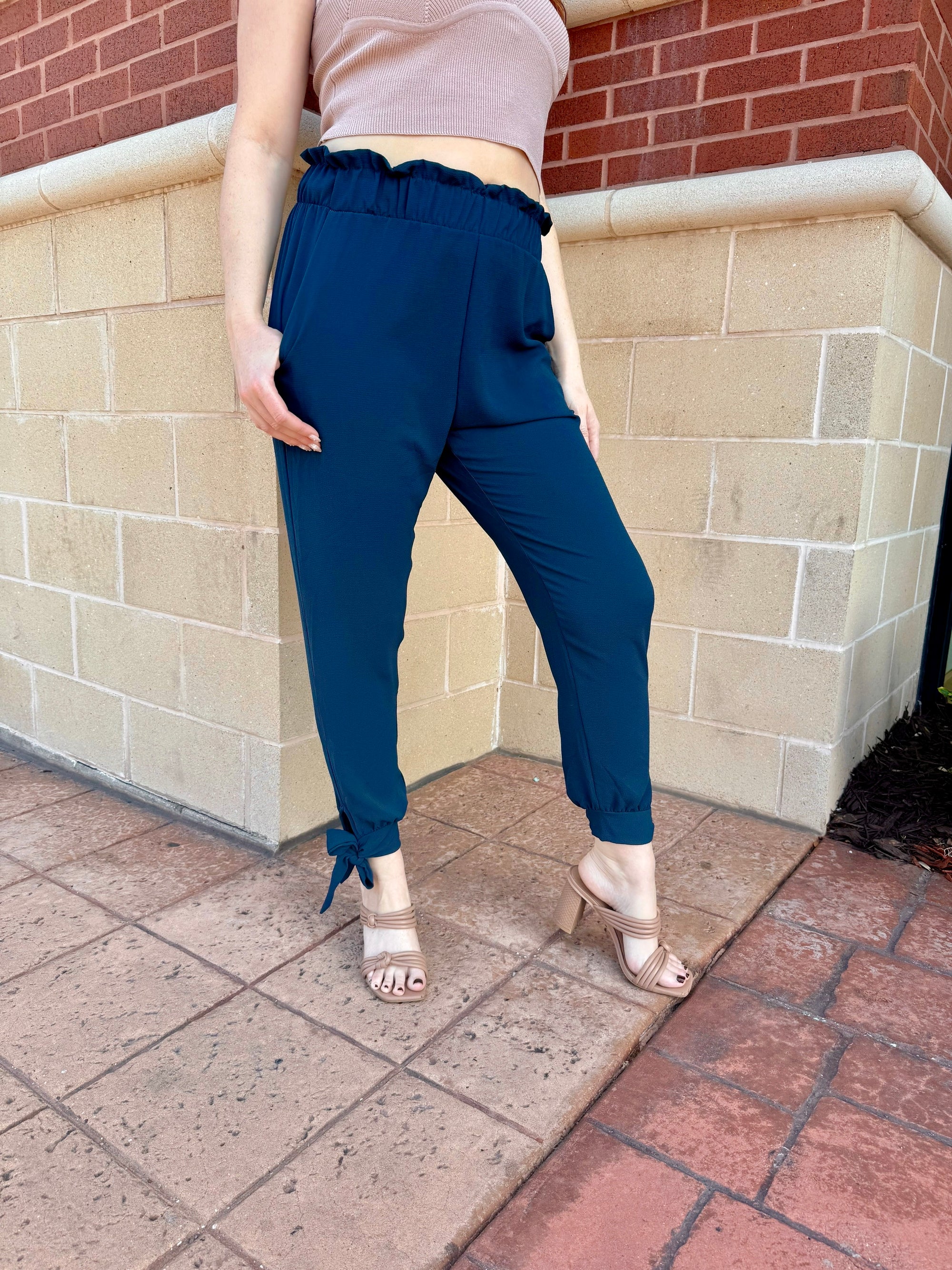 Textured Ruffle Waist Ankle Pant