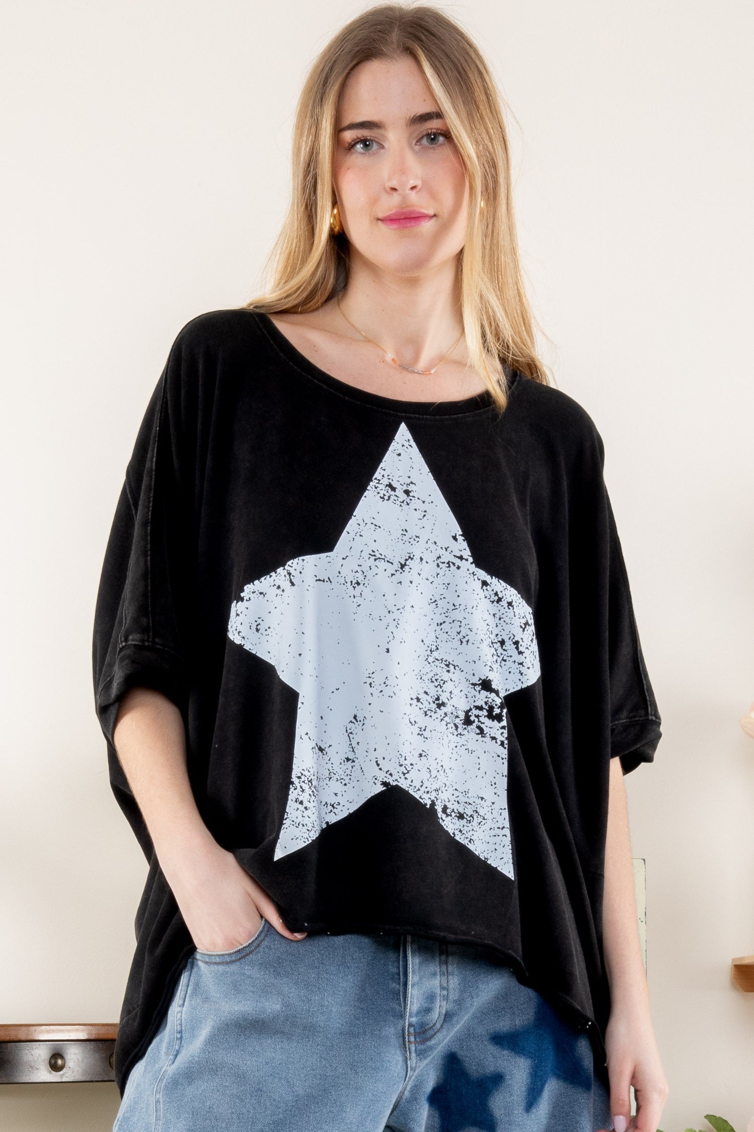 EXTENDED SHOULDER CREW NECK TOP W/ STAR PRINT